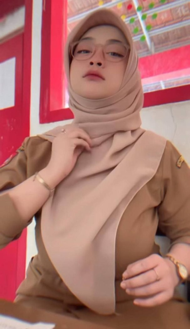 bu guru salsa semok banget putih mulus toket super gede