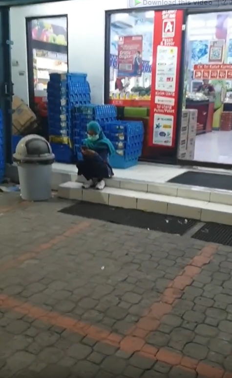 Bungkus cewek hijab depan alfamart